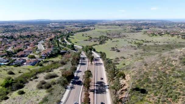 Estrada curva e descida com casas em subúrbio de San Diego — Vídeo de Stock Grátis