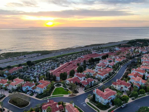 Crystal Cove buurt gemeenschap in de Newport kust voor zonsondergang — Stockfoto