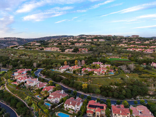  Сообщество Crystal Cove на побережье Ньюпорта перед закатом
