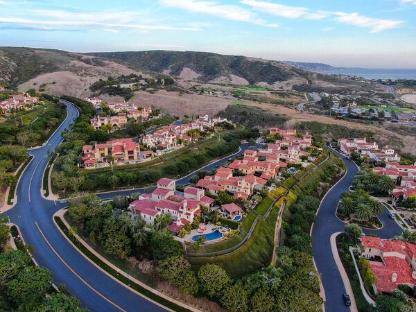  Сообщество Crystal Cove на побережье Ньюпорта перед закатом
