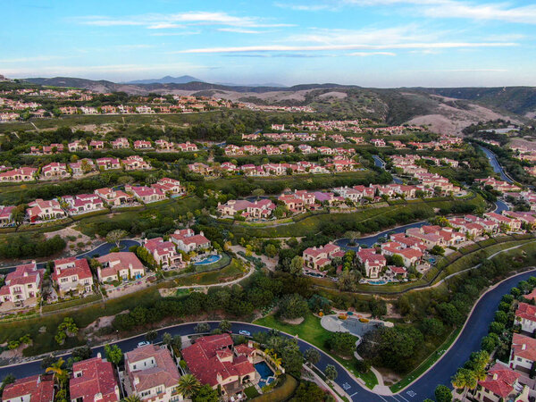  Сообщество Crystal Cove на побережье Ньюпорта перед закатом
