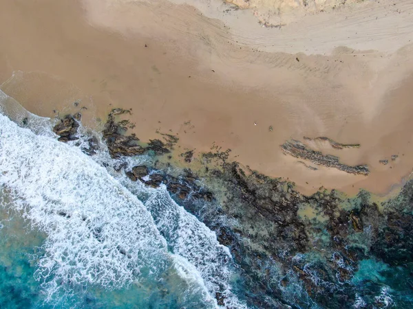 Vista aérea superior das ondas do oceano lavando na costa do Oceano Pacífico — Fotografia de Stock