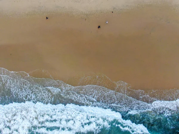 Vista aérea superior das ondas do oceano lavando na costa do Oceano Pacífico — Fotografia de Stock