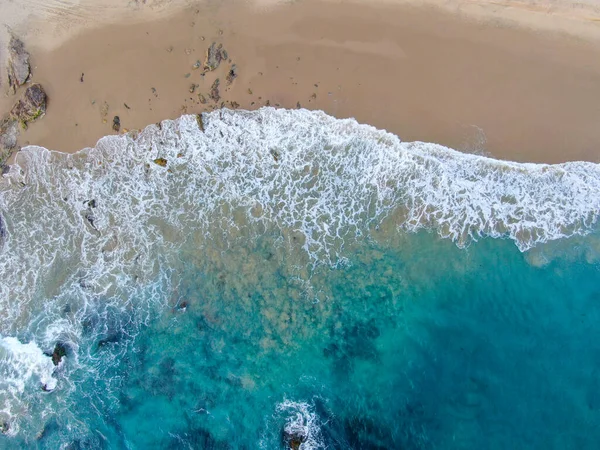 Vista aérea superior das ondas do oceano lavando na costa do Oceano Pacífico — Fotografia de Stock