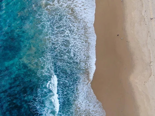 Aerial top view of the ocean waves washing on the coast of the Pacific ocean — Stock Photo, Image