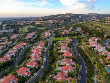  Günbatımından önce Newport kıyısındaki Crystal Cove mahallesinde