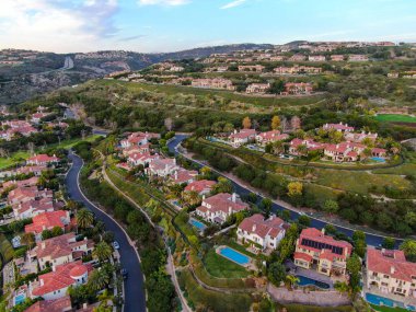  Günbatımından önce Newport kıyısındaki Crystal Cove mahallesinde