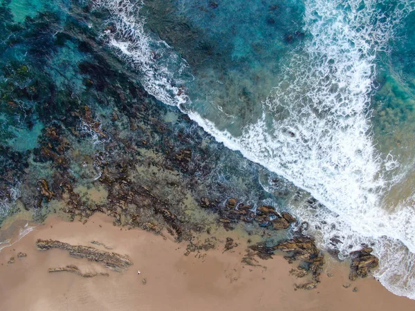 Légi felvétel a Csendes-óceán partjainál mosódó óceáni hullámokról — Stock Fotó