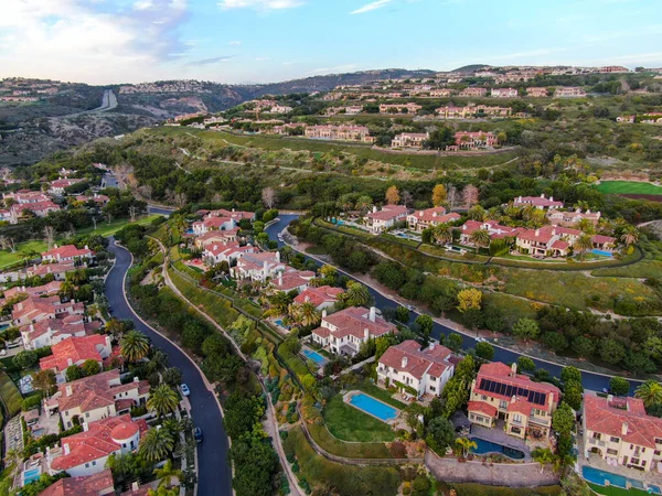 Crystal Cove neighborhood community in the Newport coast before sunset — Stock Photo, Image