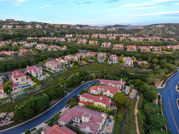  Сообщество Crystal Cove на побережье Ньюпорта перед закатом
