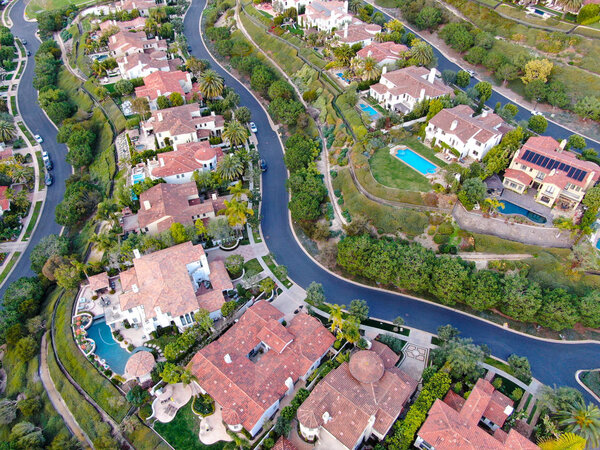  Сообщество Crystal Cove на побережье Ньюпорта перед закатом
