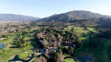 Vadide yeşil arazili golf sahasının havadan görünüşü.