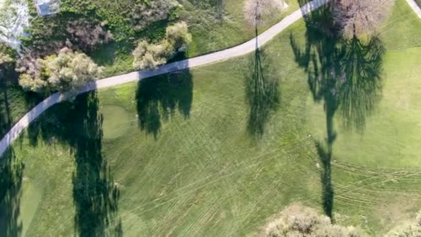 Vista aérea del campo de golf con campo verde en el valle . — Vídeos de Stock