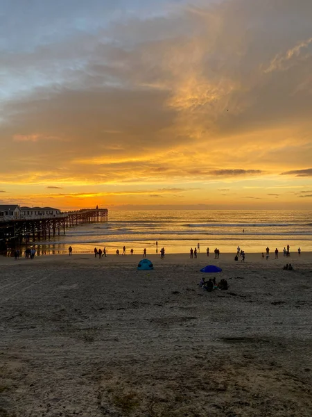 Pacific beach shoreline e molo durante il tramonto colorato . — Foto Stock