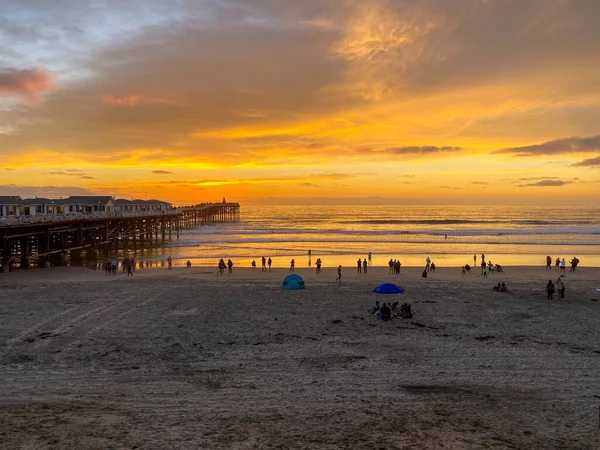 Pacific beach shoreline e molo durante il tramonto colorato . — Foto Stock
