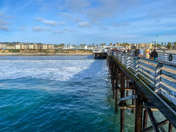 Pacific beach kustlijn gezien vanaf de pier, Californië — Stockfoto