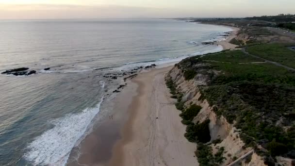 Вид с воздуха на пляж Ньюпорт во время захода солнца — стоковое видео