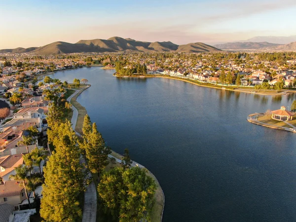 Aerial view of Menifee Lake and neighborhood, residential subdivision vila during sunset. — Stock Photo, Image