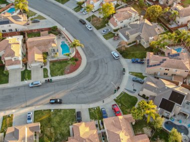 Menifee Mahallesi 'nin havadan görünüşü, gün batımında apartman dairesi villası..