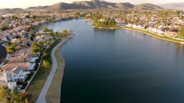 Menifee Gölü ve çevresinin havadan görünüşü, gün batımında konut alt bölümü villası.