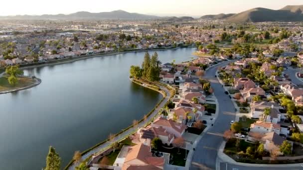 Vue aérienne du lac Menifee et de son quartier, lotissement résidentiel vila au coucher du soleil . — Video