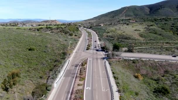 Görbülő út és felfelé a külvárosban San Diego — Stock videók