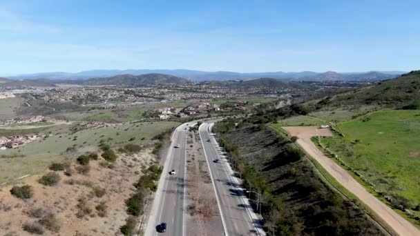 Bochtige weg en afdaling in de buitenwijk van San Diego — Stockvideo