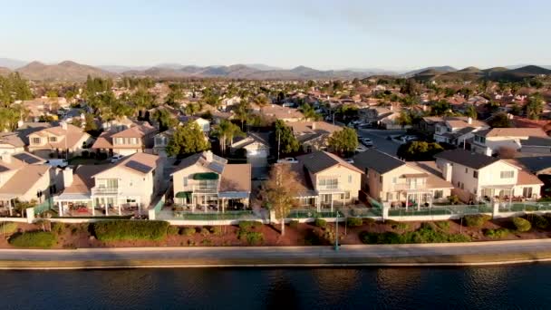 Vue aérienne du lac Menifee et de son quartier, lotissement résidentiel vila au coucher du soleil . — Video