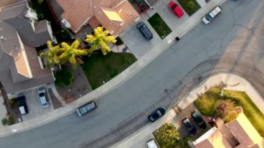 Menifee Mahallesi 'nin havadan görünüşü, gün batımında konut alt bölümü villası.