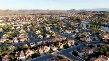 Menifee Gölü ve çevresinin havadan görünüşü, gün batımında konut alt bölümü villası.