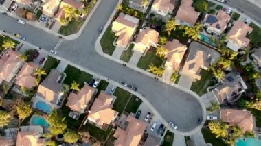 Menifee Mahallesi 'nin havadan görünüşü, gün batımında apartman dairesi villası..