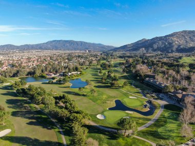 Vadide yeşil arazili golf sahasının havadan görünüşü.