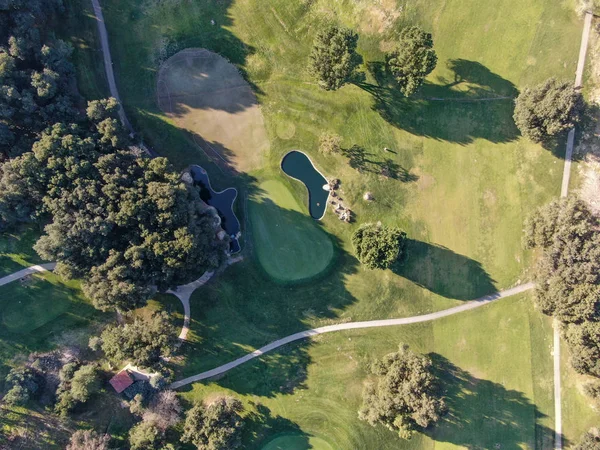Luftaufnahme des Golfplatzes mit grünem Feld — Stockfoto