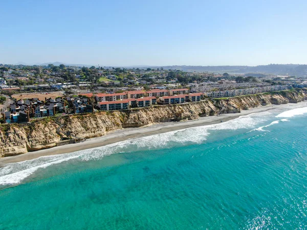 Luchtfoto van typisch Zuid-Californië gemeenschap appartement aan zee aan de rand van de klif — Stockfoto