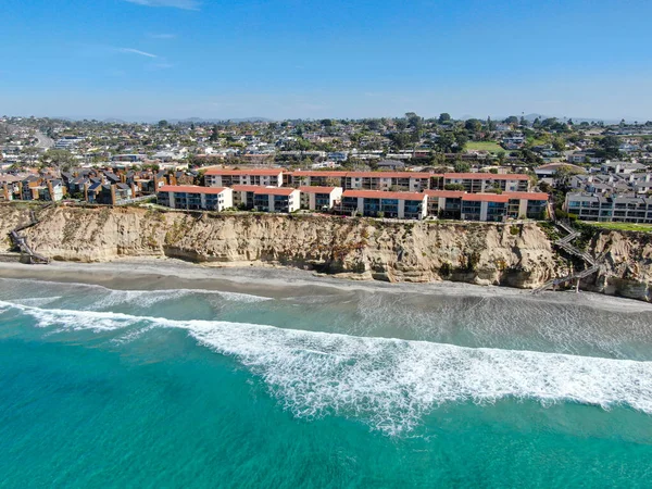 Vista aérea del típico condominio comunitario al sur de California junto al mar en el borde del acantilado — Foto de Stock