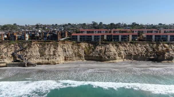 Vista aérea del típico condominio comunitario junto al mar en el borde del acantilado. California — Vídeos de Stock