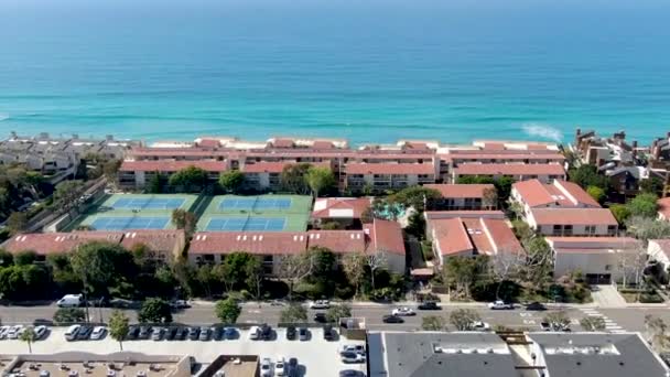 Vista aérea do condomínio típico da comunidade ao lado do mar na borda do penhasco. Califórnia — Vídeo de Stock