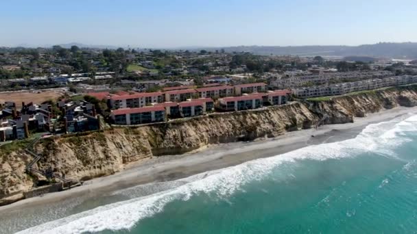 Vista aérea del típico condominio comunitario junto al mar en el borde del acantilado. California — Vídeos de Stock