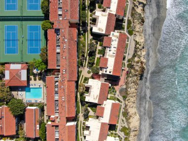 Güney Kaliforniya 'nın tipik tenis kortu manzaralı sitesi