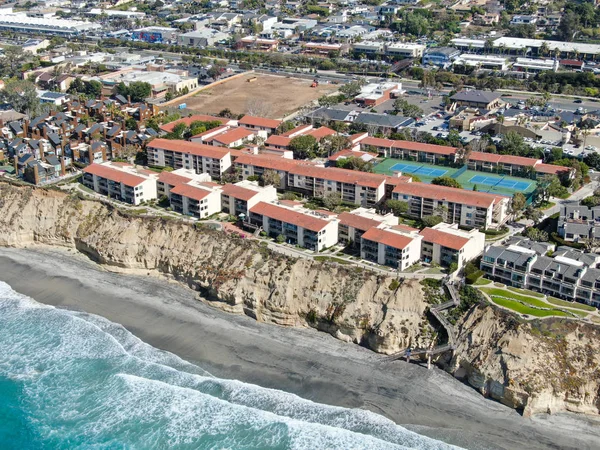 Vista aérea del típico condominio comunitario al sur de California junto al mar en el borde del acantilado — Foto de Stock