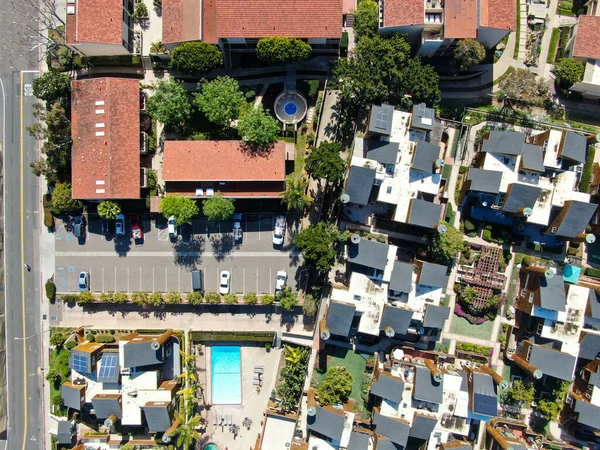Veduta aerea del tipico condominio della comunità della California meridionale vicino al mare sul bordo della scogliera — Foto Stock