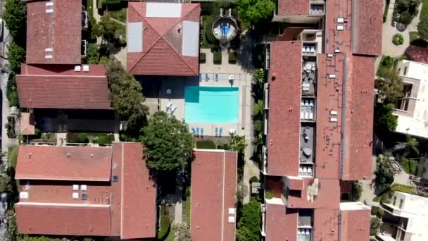 Letecký pohled na typický společenský byt s tenisovým kurtem a bazénem. California — Stock video