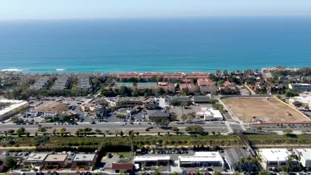 Vue aérienne du condo typique de la communauté à côté de la mer sur le bord de la falaise. Californie — Video