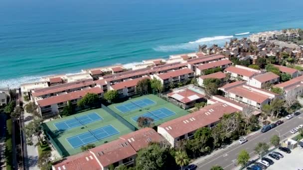 Vista aérea del típico condominio comunitario junto al mar en el borde del acantilado. California — Vídeo de stock