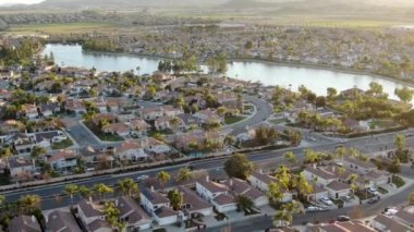 Menifee Mahallesi 'nin havadan görünüşü, gün batımında apartman dairesi villası..
