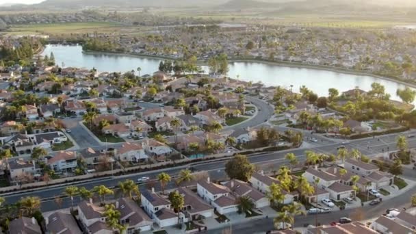 Luchtfoto van Menifee buurt, residentiële onderverdeling vila tijdens zonsondergang. — Stockvideo
