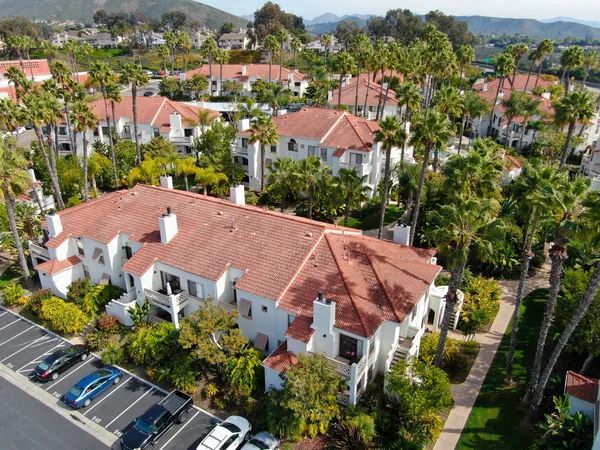 Veduta aerea del tipico condominio residenziale in stile spagnolo della California meridionale — Foto Stock