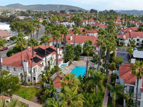 Veduta aerea del tipico condominio residenziale in stile spagnolo del sud della California con piscina — Foto Stock