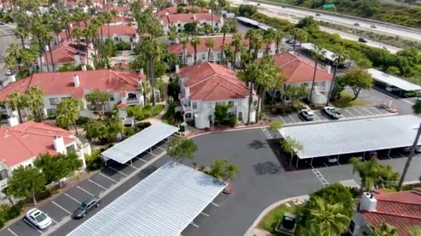 Vista aérea del típico condominio residencial de estilo español del sur de California con piscina — Vídeo de stock