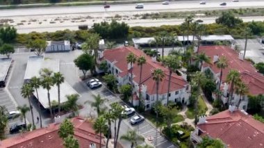 Yüzme havuzlu tipik Güney Kaliforniya tarzı konut manzarası